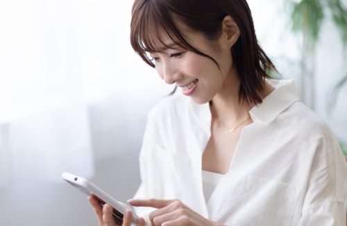 写真:診断をする女性